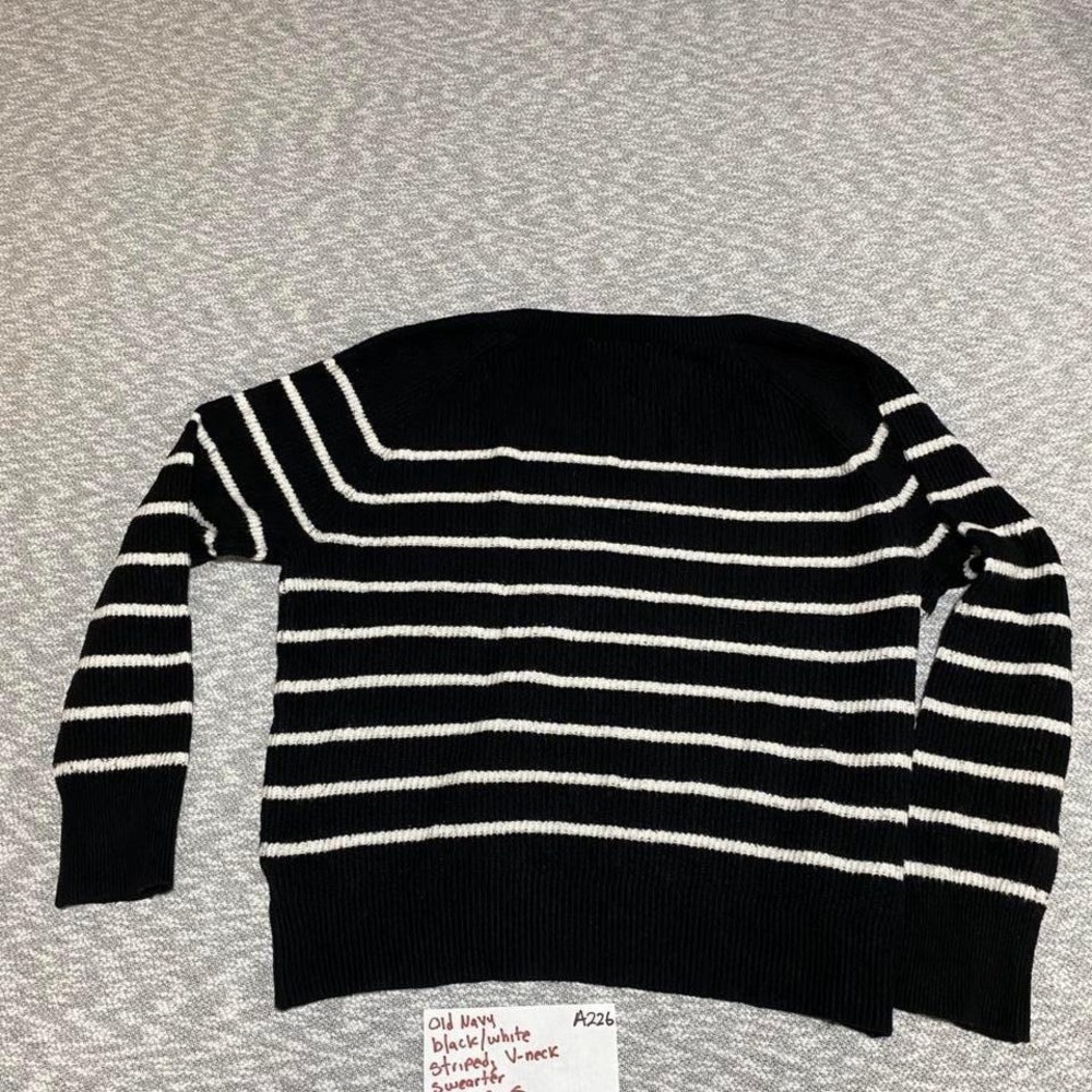 Old Navy black/white striped V-neck sweater women S. SKU-A226 #knitwear - Picture 6 of 7